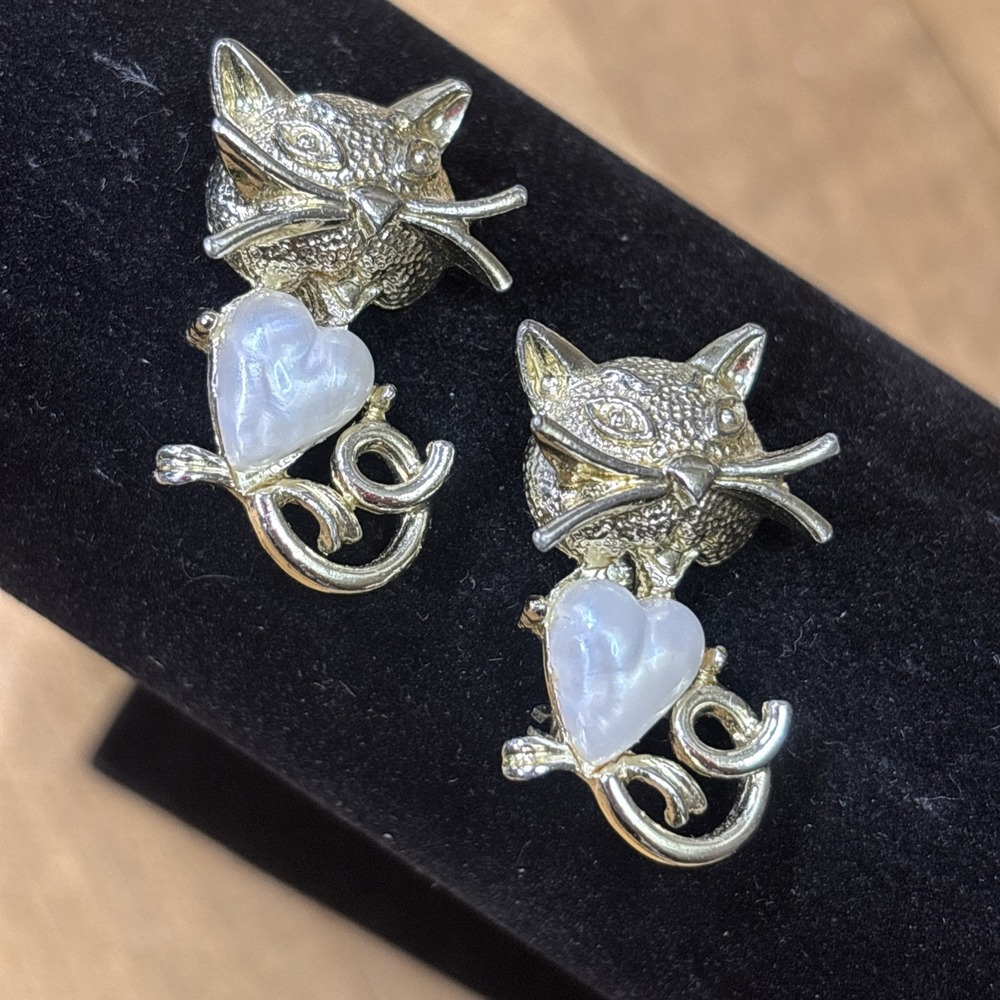 Vintage AJMC Style Twin Cat Brooch Pins Silver Tone White Heart Kitty Pair
